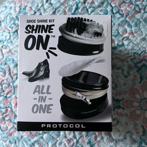 Free w/any purchase! 🆕! Shoe shine kit black